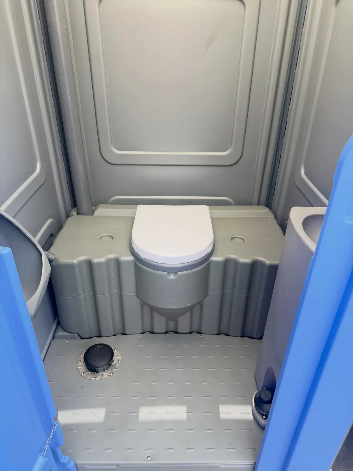 Flushing unit with sink for rent in Indio